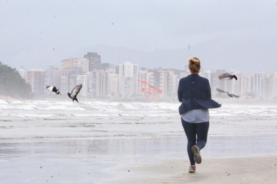 Santos libera banho de mar com distância de 1,5 metro entre banhistas