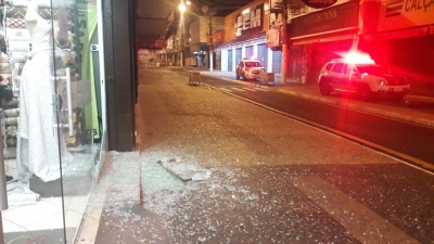 Homem é preso pela PM após estourar loja no centro para furtar televisor