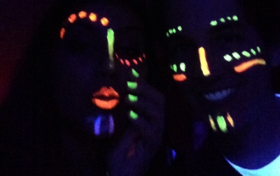 Luz Negra: dicas de decoração para sua festa e sua casa brilharem