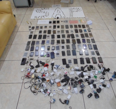 Agentes encontram quase 300 celulares e máquina de tatuagem em penitenciária