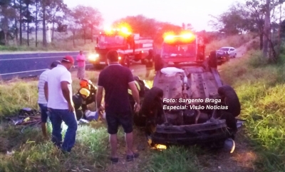 Jovens voltam de balada em Marília e se envolvem em grave acidente na SP-294