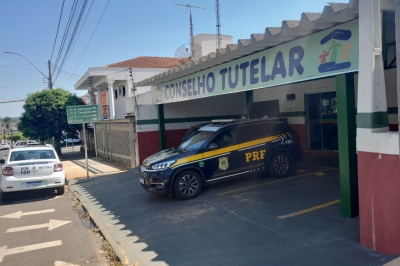 PRF resgata adolescente que seguia a pé depois de perder o ônibus escolar