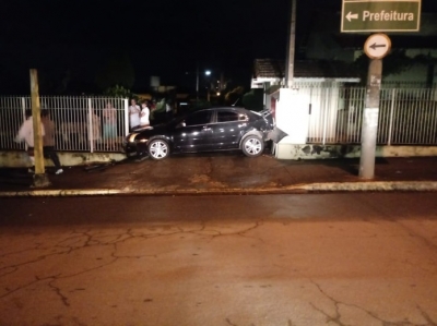 Homem é preso após atropelar e arrastar namorada por 50 metros 