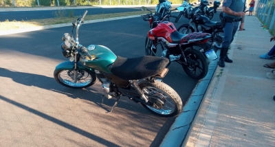 PM acaba com aglomeração de jovens em encontro clandestino de motoqueiros
