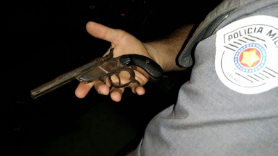 Advogado é detido tentando trocar arma por crack