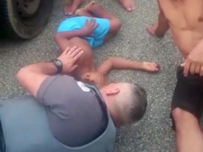 PM deita no chão para acalmar criança ferida