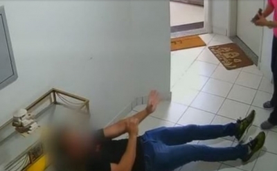 Mulher que atirou no namorado pelas costas se entrega à polícia