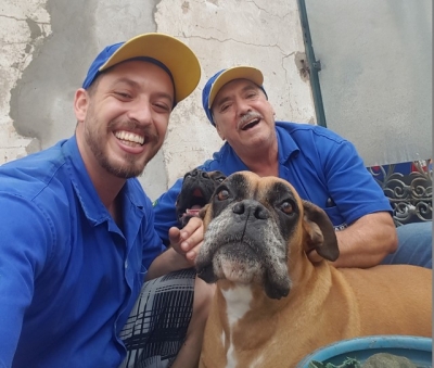 Entregadores de gás colecionam selfies com pets de clientes