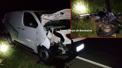 Motociclista bate em carro funerário e morre na SP-294