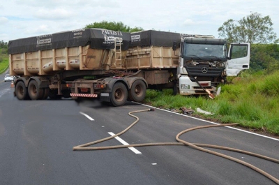 Caminhoneiro fica ferido em acidente na SP-294