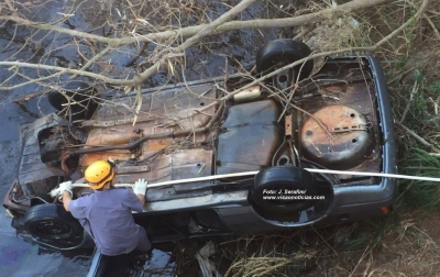 Bombeiros localizam corpo de mulher que caiu com carro em rio 