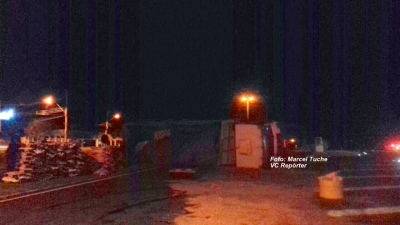 Caminhão tomba na SP-294, em Pompeia