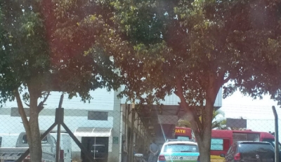 Homem cai de telhado em transportadora e sofre vários ferimentos