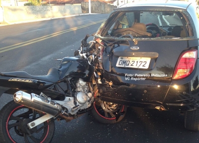 Moto afunda carro em grave acidente 