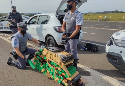 Duas pessoas são presas em flagrante por tráfico de drogas na SP-333 em Marília