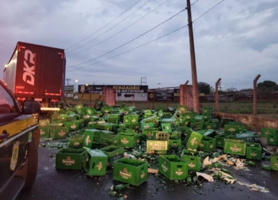 Caixas de cerveja caem de carreta e se espalham na BR-153