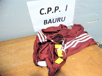 Maconha sintética é apreendida em par de tênis e no cós da calça