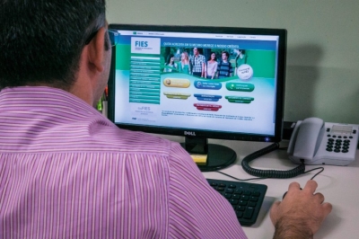  MEC reduz teto do Fies para R$ 5 mil por mês
