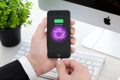 Afinal, tem problema deixar o smartphone conectado na tomada a noite toda?