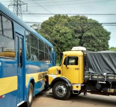 Ônibus com alunos da APAE se envolve em acidente