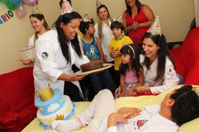 Garoto atingido por raio completa 12 anos com festa especial