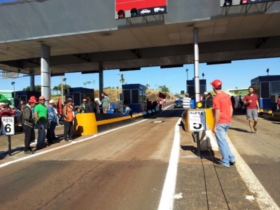 Manifestantes abrem cancelas de pedágio na região