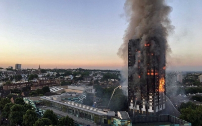 Incêndio destrói prédio e mata 6 em Londres