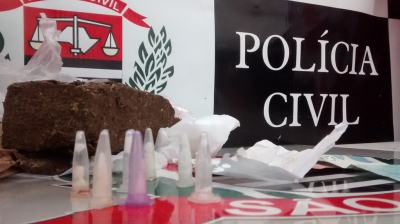 Mãe e filho são presos por tráfico de drogas 