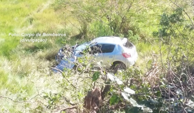 Comandante da PM de Marília salva mulher em acidente na SP-294
