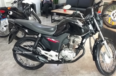 Mulher tem moto furtada enquanto trabalhava