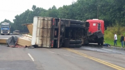 Carreta carregada tomba em rodovia da região
