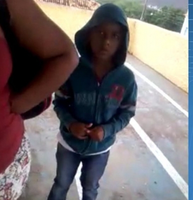 Com calça jeans por causa do frio, crianças são impedidas de assistir aula