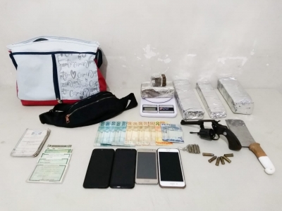 Rapaz preso com arma e drogas atira contra policiais na zona norte