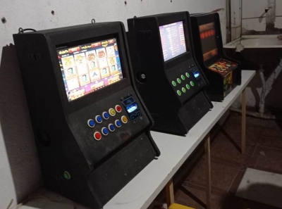 Polícia Militar apreende caça níqueis em bar da zona oeste