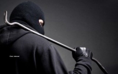 Homem usa pé de cabra para danificar loja e diz que queria só se esconder