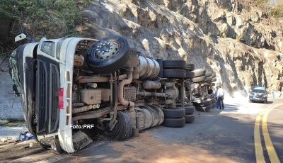 Caminhoneiro morre ao tombar carreta na serra de Ocauçu