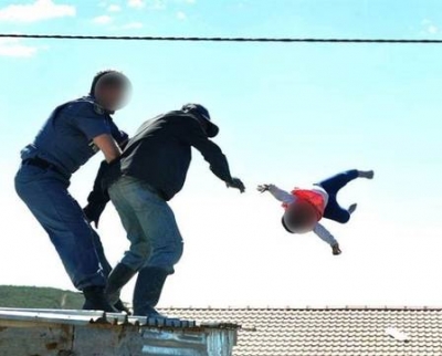Pai joga bebê de telhado, mas policial consegue agarrar a criança