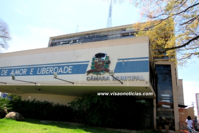 Câmara vota reajuste de 40% no salário dos vereadores e redução para 13 cadeiras