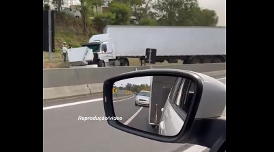 Carreta quebra e interrompe tráfego de veículos na rodovia do Contorno