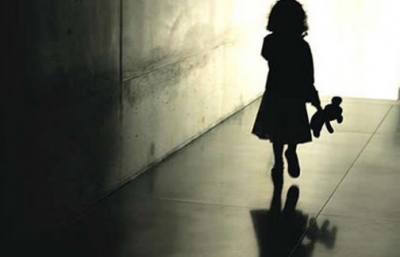 Mulher é presa após espancar filha de um ano e meio