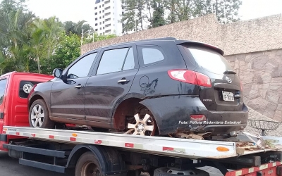 Em fuga, criminosos atiram contra policiais e abandonam veículo roubado