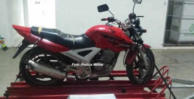 Polícia Militar recupera moto furtada. Suspeito foge, mas é identificado