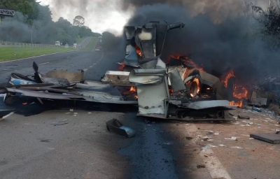 Criminosos explodem carro-forte e dinheiro fica espalhado na rodovia