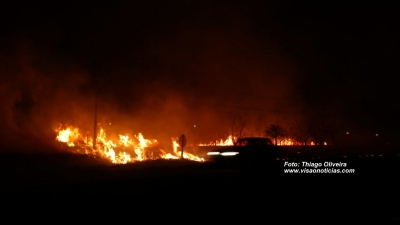 Fogo ameaça segurança de motoristas na SP-294