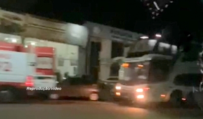 Homem tenta beijar mulher a força dentro de ônibus e caso vai parar na polícia