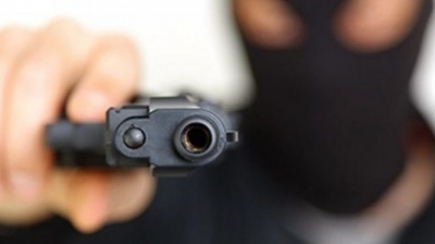 Bandidos armados ameaça casal que namorava em praça e foge com veículos das vítimas