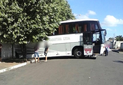 Ônibus que vinha para Marília invade escola