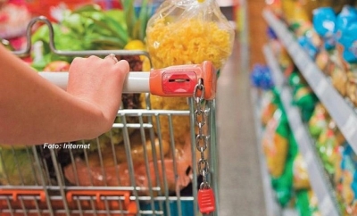 Jovem encontra bolsa com R$ 850 e devolve à proprietária