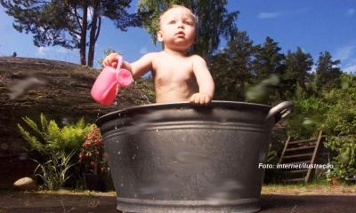 Alerta aos pais: criança de 2 anos é internado na UTI após se afogar em balde com água