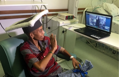 Jovem internado com câncer se forma com colegas